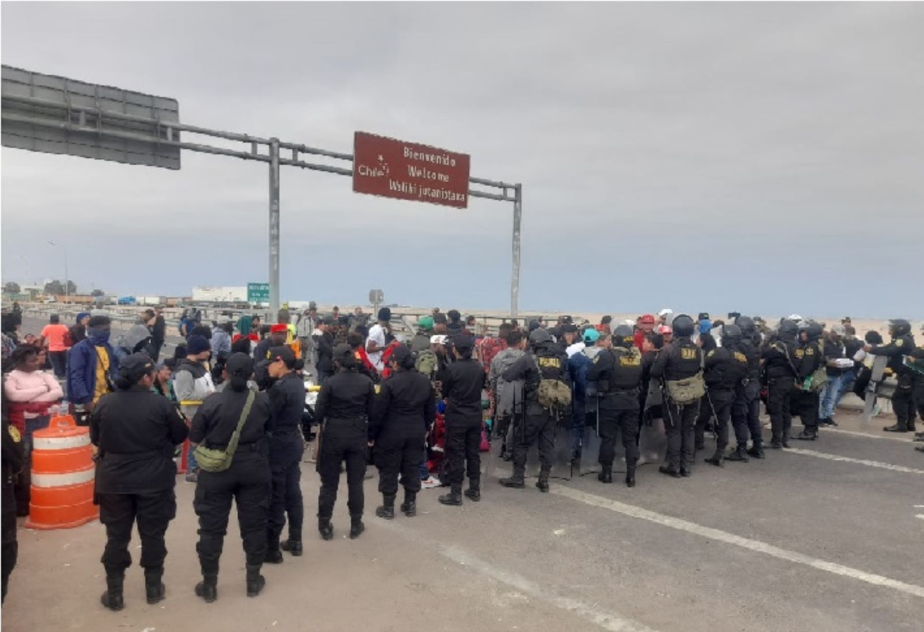 Serious disturbances between Peruvians and migrants on the border between Peru and Chile
